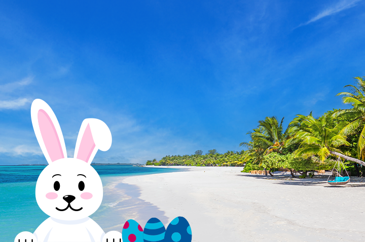 Strand mit Palmen unter blauem Himmel und Osterhase mit bunten Ostereiern im Vordergrund.