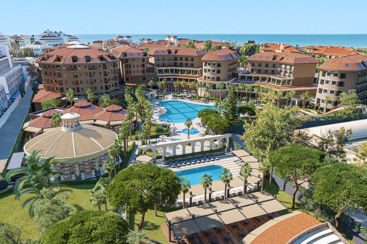 Ein großes Resort mit einem einladenden Pool und einem schönen Strand, ideal für Entspannung und Freizeitaktivitäten.
