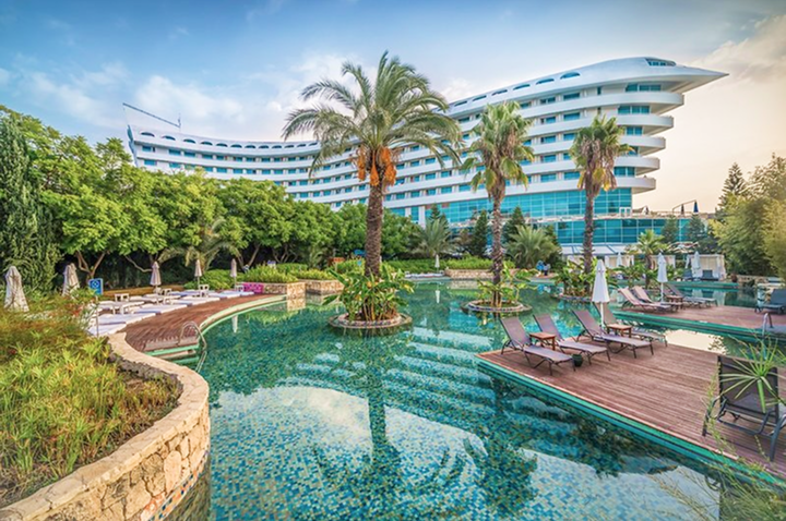 Der Pool des Hotels ist von gemütlichen Liegen umgeben, ideal zum Relaxen.