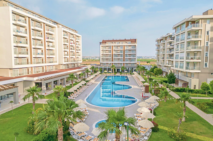 Das Hotel bietet einen einladenden Swimmingpool und eine gepflegte Rasenfläche zum Entspannen.