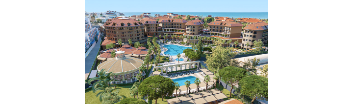 Großes Resort in der Türkei mit einem einladenden Schwimmbad und einem imposanten Hotelgebäude.