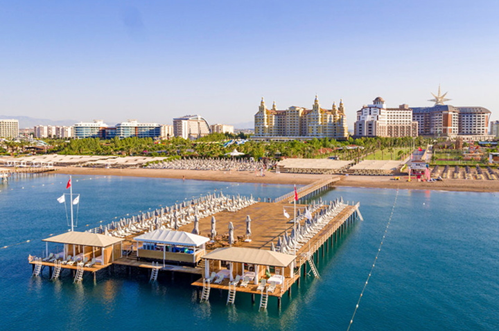 Blick auf den Strand und den Pier, mit einem Hotel, das die Küstenlandschaft der Stadt ergänzt.