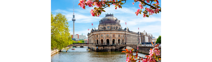 Das Berliner Rathaus erhebt sich majestätisch im Hintergrund der Szene.