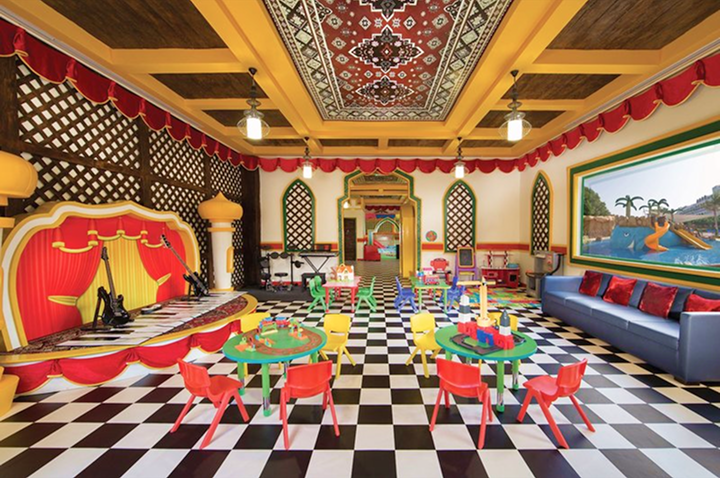 Buntes Kinderzimmer, fröhlich gestaltet mit Spielzeug und bequemen Möbeln für die Kleinen.