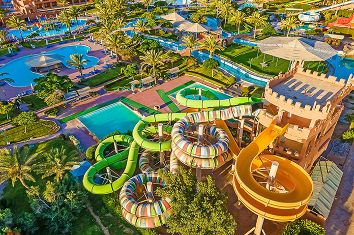 Luftaufnahme eines Wasserparks mit bunten Rutschen und erfrischenden Pools, die zum Spielen und Entspannen einladen.