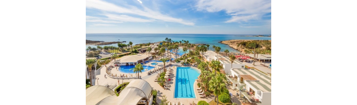 Strandhotel mit einladendem Pool, umgeben von einer malerischen Küstenlandschaft für unvergessliche Urlaubsmomente.
