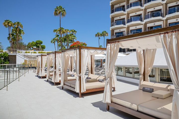 Hotelanlage mit vier modernen und stylischen Strandcabanas vor dem Pool für einen erholsamen Tag.