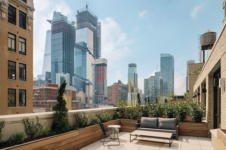 Rooftop-Terrasse mit Blick auf die Stadt, ideal für entspannte Momente im Hotel in New York.