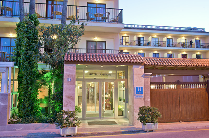 Eingangsbereich eines schön beleuchteten Hotels auf Mallorca.