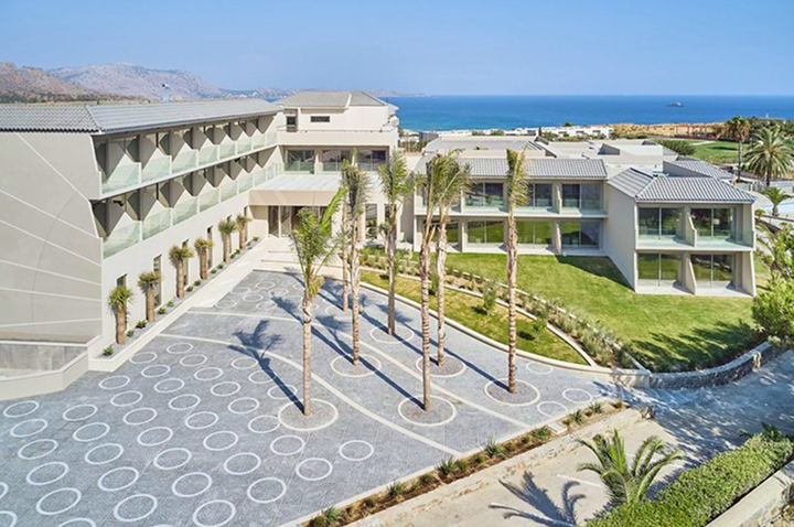 Strandnahes Luxushotel mit weitläufigem Pool, ideal für entspannende Tage in der Sonne.