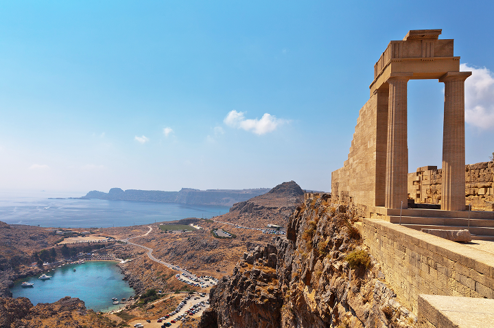 Tempel auf Rhodos, umgeben von antiken Ruinen und mediterraner Vegetation, strahlt historische Pracht aus.