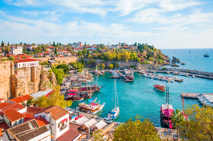 Die malerische Stadt Alanya in der Türkei mit ihren schönen Stränden und historischen Sehenswürdigkeiten.